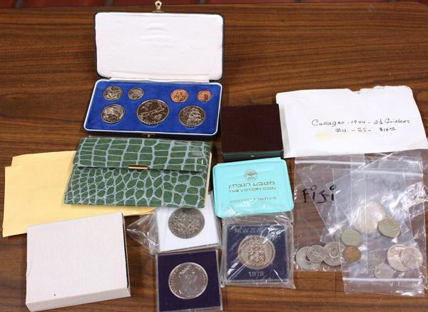 World Coins: (Lot of approximately 146) foreign coins, from Belgium, Australia, Finland, Isle of Man, Sweden, Spain, Gibraltar, Denmark, Netherlands, Ecuador, South Africa, Hong Kong, Fiji, Israel, New Zeland, Cey