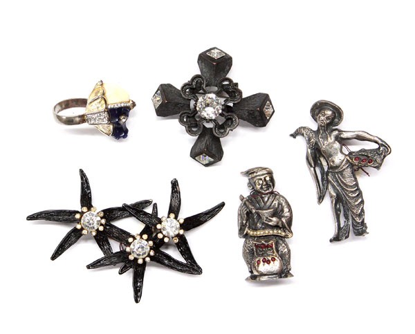 Hattie Carnegie fashion jewelry: (lot of 5) Fashion jewelry pieces by Hattie Carnegie, including; a black tone metal Latin cross brooch centered by a clear faceted stone with clear stone accents, a black tone metal flower brooch with