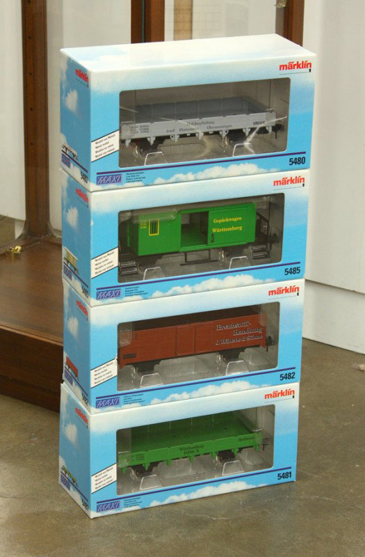 Marklin model trains: (lot of 4) Marklin model trains, 1 gauge, including ''Low Side Car Wurttemberg'' serial number 5481, ''Low side car Holzbearbeitung'' serial number 5480, ''Baggage Car Wurttemburg'' serial number 5485