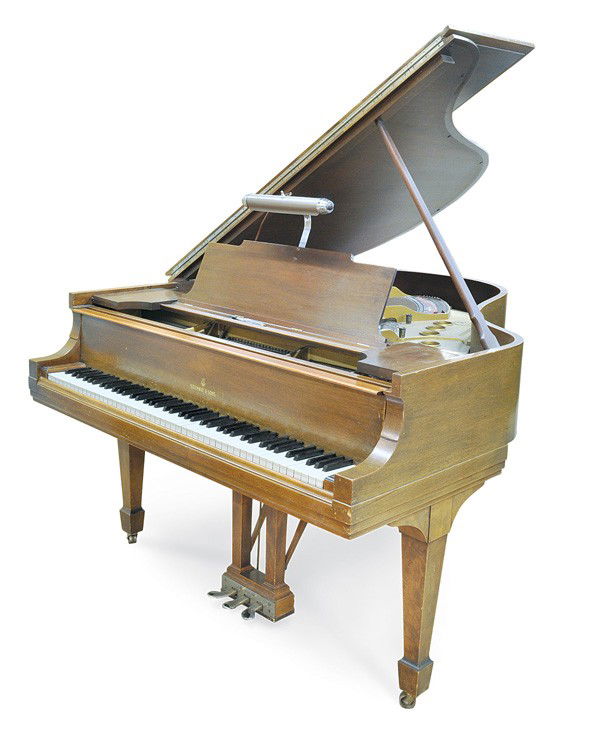 Steinway Grand Piano: Steinway and Sons walnut grand piano and bench circa 1911, serial number 153996, Model M, 5'7'' x 4'6''