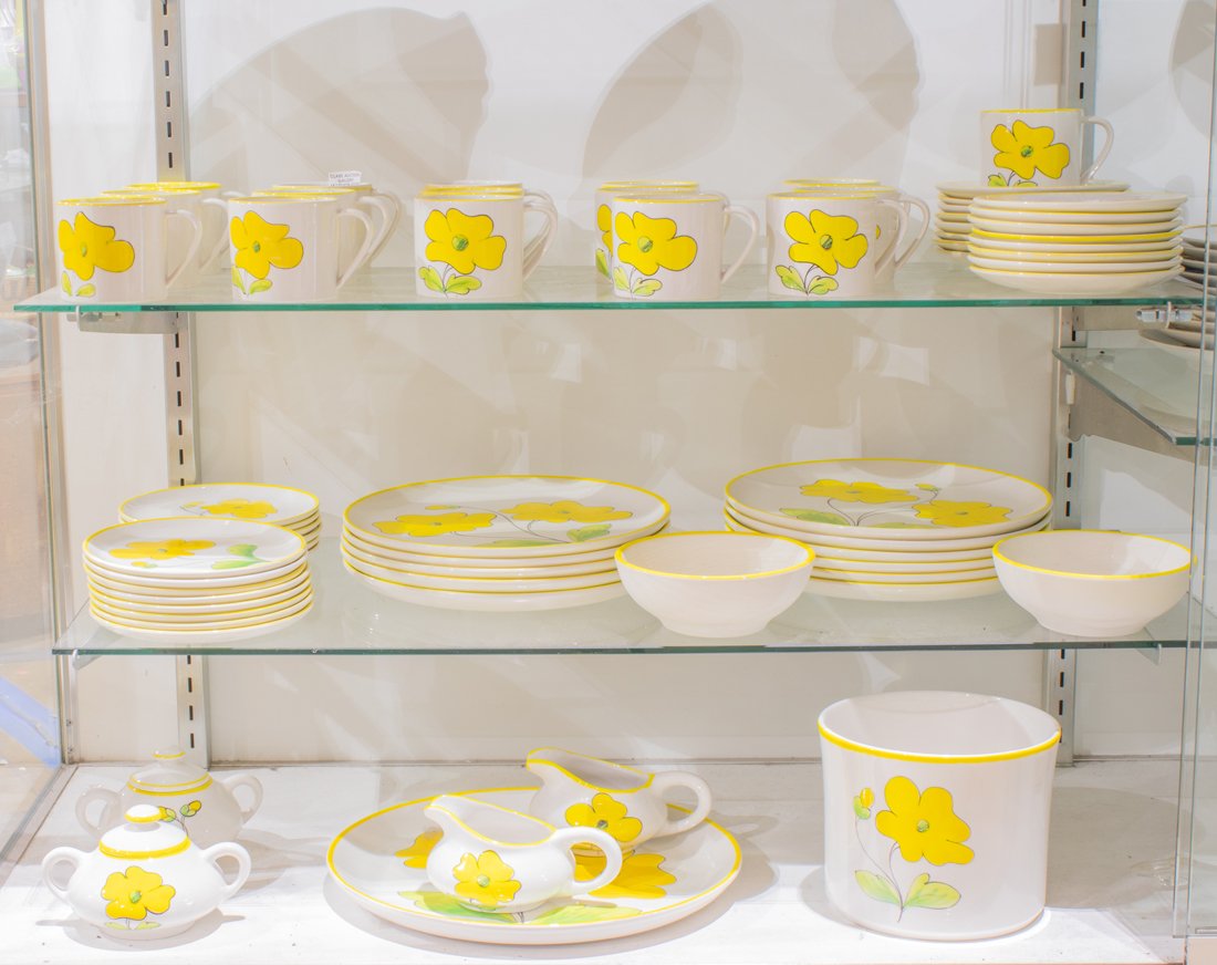 Italian Mancioli pottery dinner service (1 of 1)