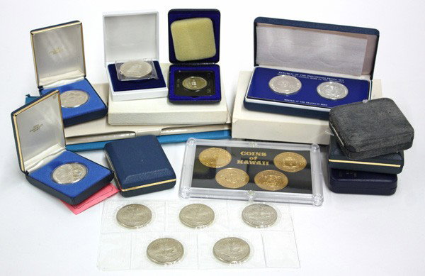World Coins: Group of world, silver and base metal coins, medals and commemoratives, including Haiti 3 piece 1976, Phillipines 2 piece 1979, Barbados 8 peice 1979, Marshall Islands 5 piece 1989, 3 Franklin Mint lo