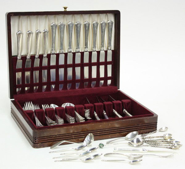 Wallace Silversmiths sterling silver flatware: Wallace Silversmiths sterling silver flatware service eight in the ''Washington'' patttern, 1911-1996, designed by Murray B. Leete, having seven pieces per place setting comprising dinner knives and f