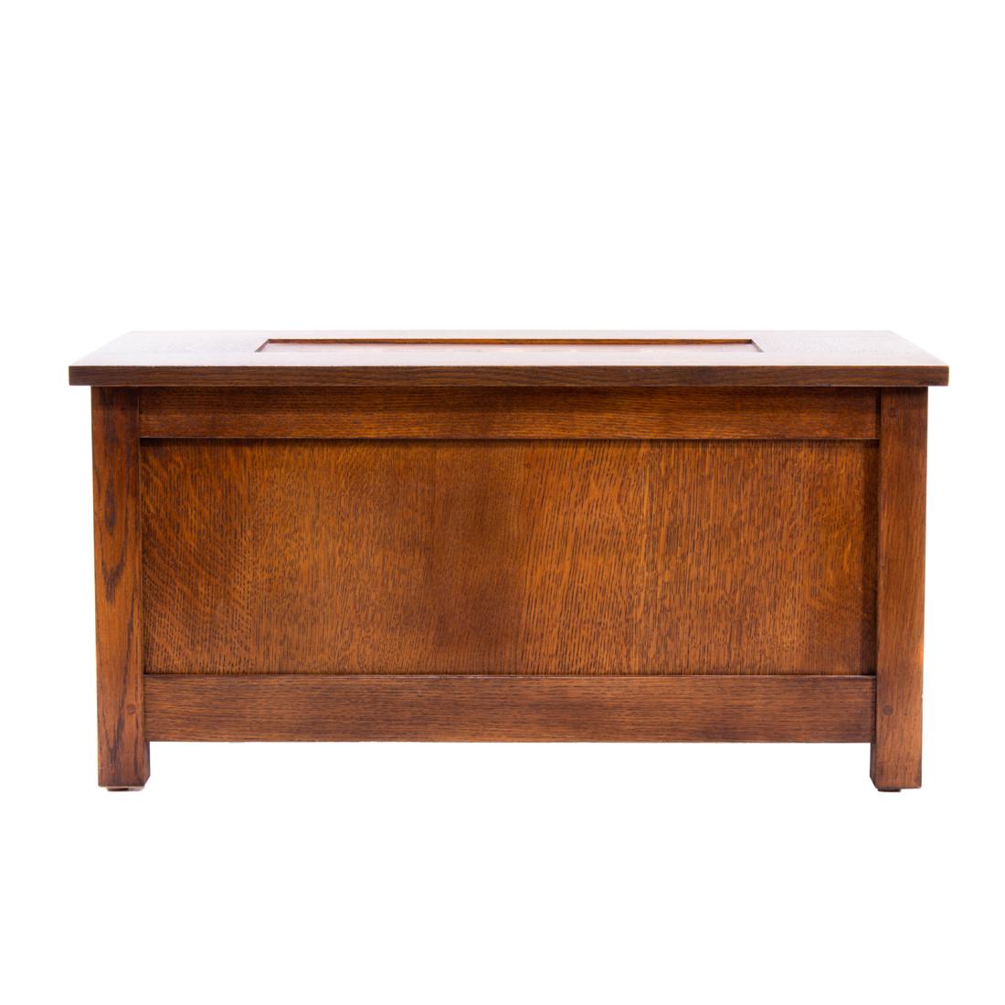 A Stickley (Audi) Harvey Ellis quatersawn oak coffer: A Stickley (Audi) Harvey Ellis quatersawn oak coffer, having a hinged inlaid top, 16"h x 32"w x 17"d