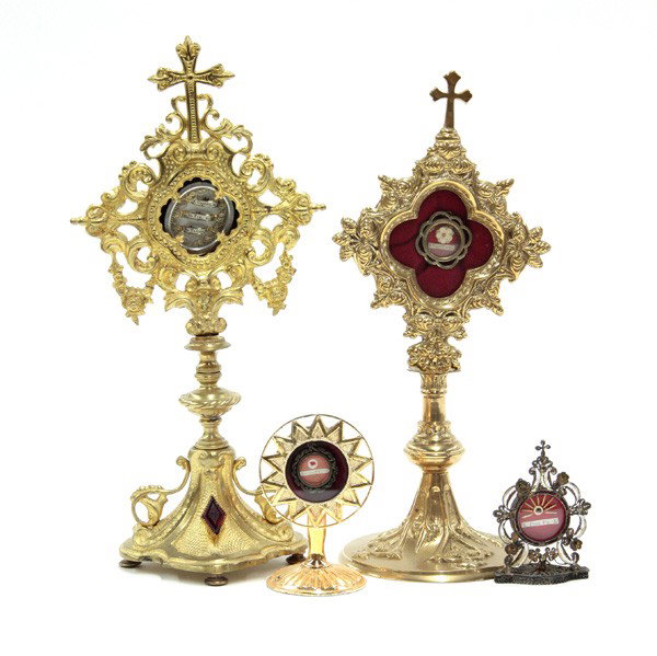Religious reliquaries: (lot of 4) Religious reliquaries, three reliquaries with a gilt finish, all have a monstrance and displaying first class relics, the reliquaries include 'S. Pius Pp. X', 'S. Anton. PAT. CD', 'S. Franc
