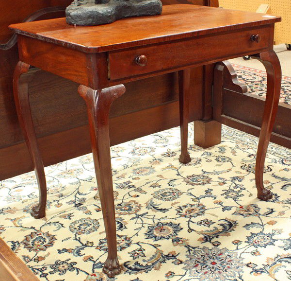Berkey and Gay student desk: Berkey and Gay student desk, executed in mahogany, the rectangular top above a single hinged drawer opening to reveal a fitted interior with an envelope slot and pen tray, rising on carved cabriole le