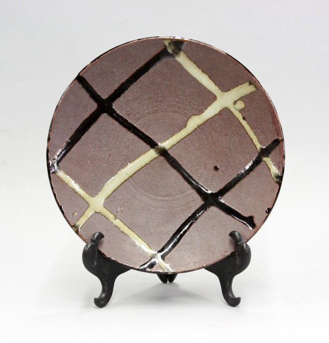 Japanese Mashiko Ceramic, Hamada Shoji: Japanese Mashiko studio ware stoneware plate, mid-20th century, the sloping interior with a cris-cross pattern of whitish-green and dark brown glaze, further brown glaze on the exterior sides and base