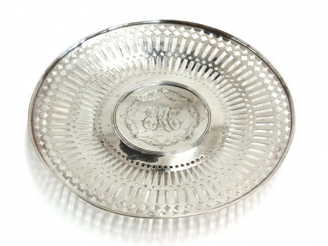 American sterling dessert stand: American sterling silver dessert stand, by Wallace Silversmiths, circa 1929, executed with reticulation of geometric shapes, centered with incised scrolling acanthus surrounding a scripted monogram, 8