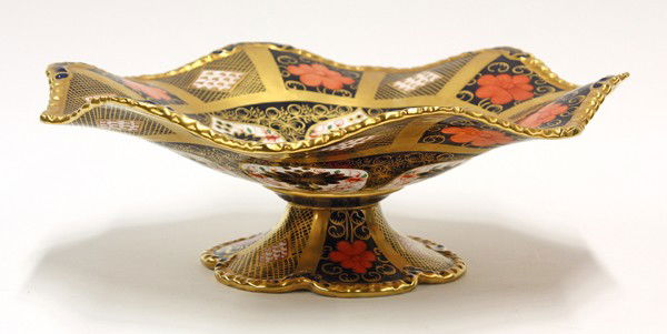 Crown Derby ''Old Imari'' centerpiece: Royal Crown Derby ''Old Imari'' porcelain centerpiece pattern 1128, having a scalloped rim with gilt borders centering the crimson reserves and rising on a conforming footed base, makers mark with XXI