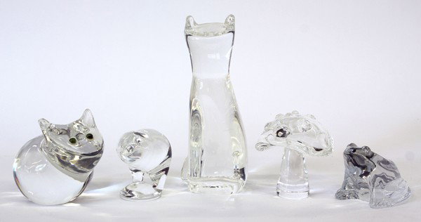 Steuben art glass: (lot of 5) Steuben art glass consisting of two stylized cats, baby chick, and a mushroom, together with a Baccarat art glass frog, tallest: 8.5''