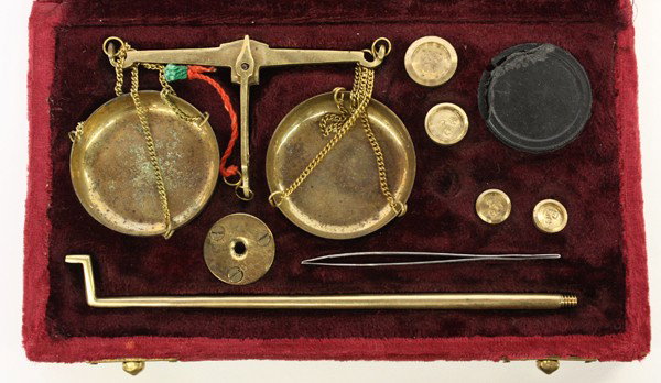 Jewelers scale: Jeweler's scale with weights in fitted box