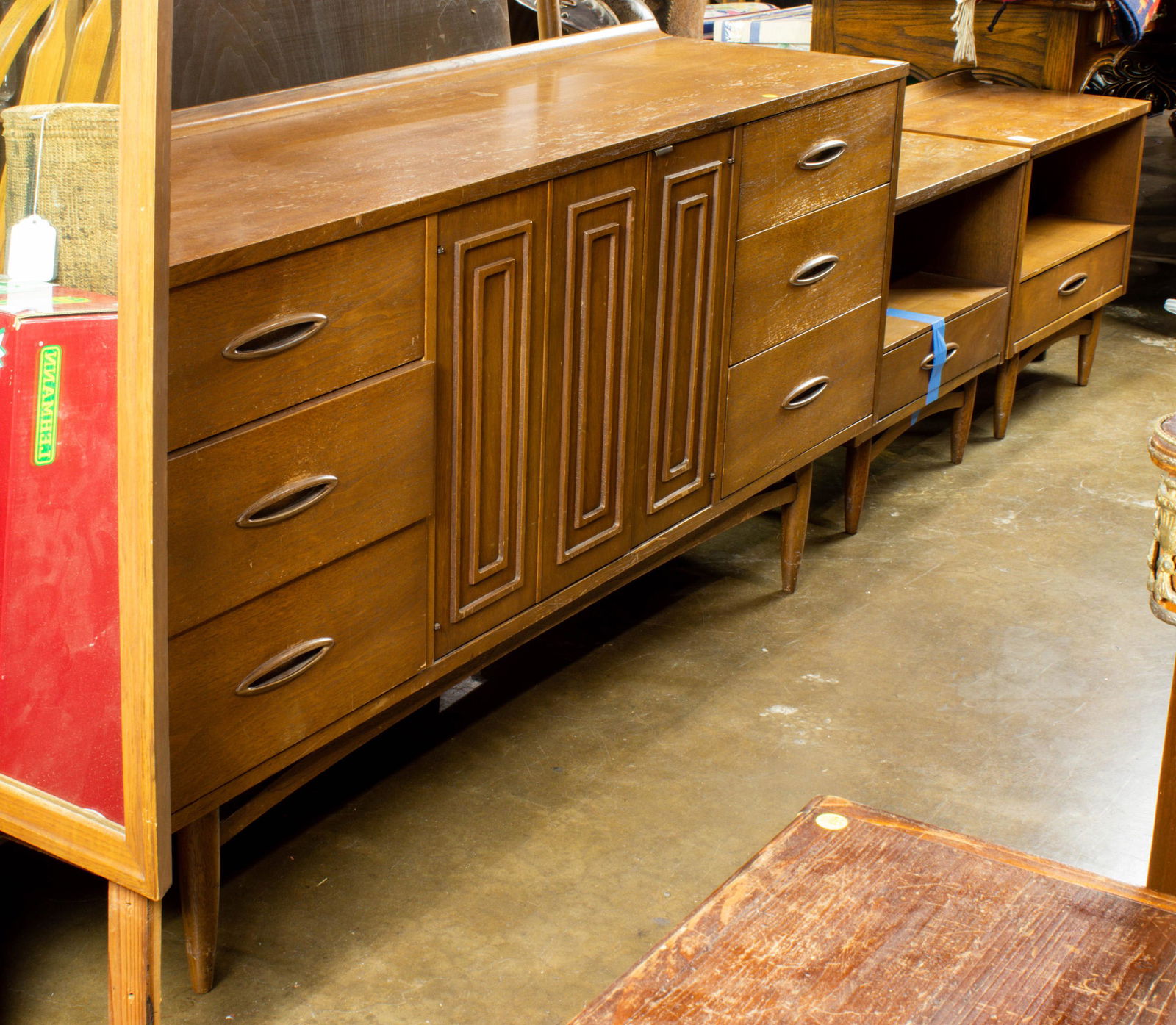 (lot of 5) Broyhill Sculptra bedroom suite (1 of 1)