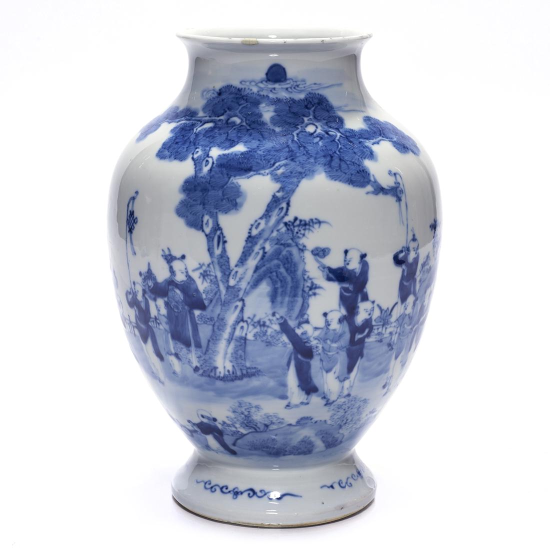 Chinese blue and white vase (1 of 3)