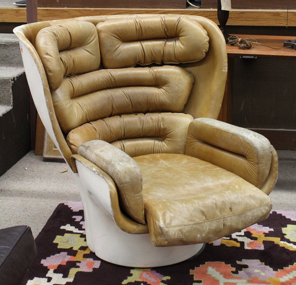 Joe Columbo ''Elda'' chair: Comfort ''Elda Chair'' by Joe Columbo, having a swivel base surmounted by the fiberglass body and upholstered in tan leather, 36'', 37 1/2''w, 38''d
