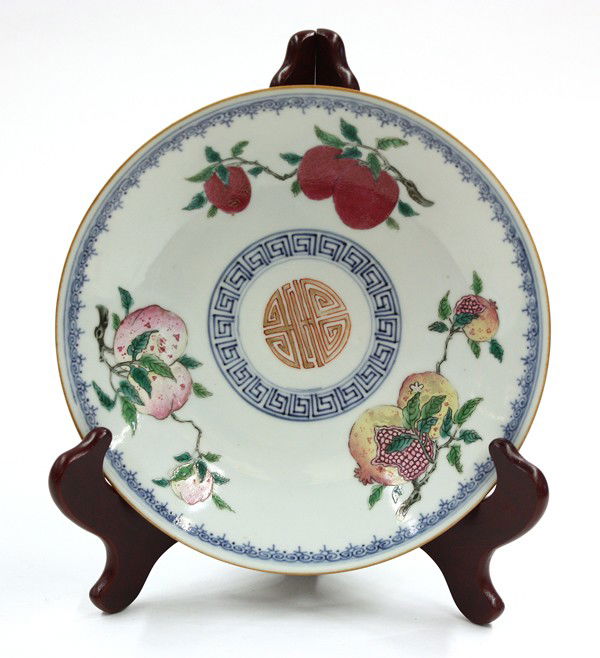 Chinese Enameled Porcelain Dish, Fruits: Chinese polychrome enamel and underglaze blue porcelain dish, late Qing/Republic period, the interior centered with a gilt and red shou medallion encircled within a key-fret band, with the sloping sid
