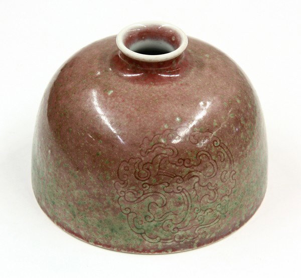 Chinese Peach Bloom Glazed Water Coupe: Chinese peach bloom glazed water coupe, the bee-hive form brush washer incised with three zoomorphic medallions defined in dark red against the mottled glaze flecked with green, the base with a six-ch