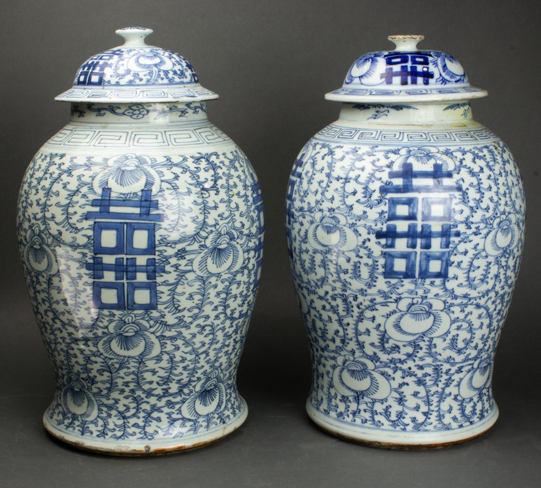 (lot of 2) Chinese blue and white lidded ginger jars (1 of 2)