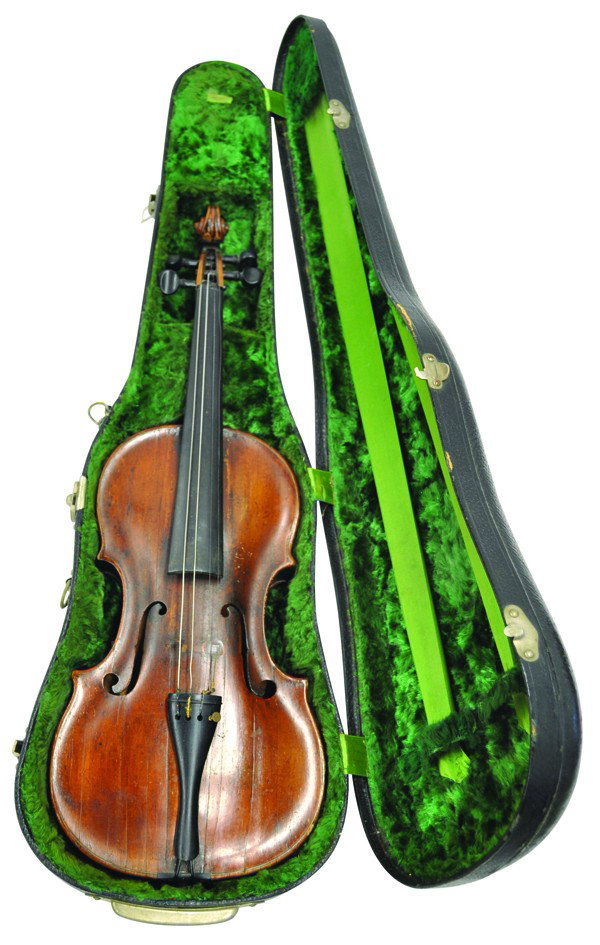 Friedrich Pfretzschner violin: Friedrich Pfretzschner (1743-1798), labeled violin, made in Markneukirchen, Germany, retains label