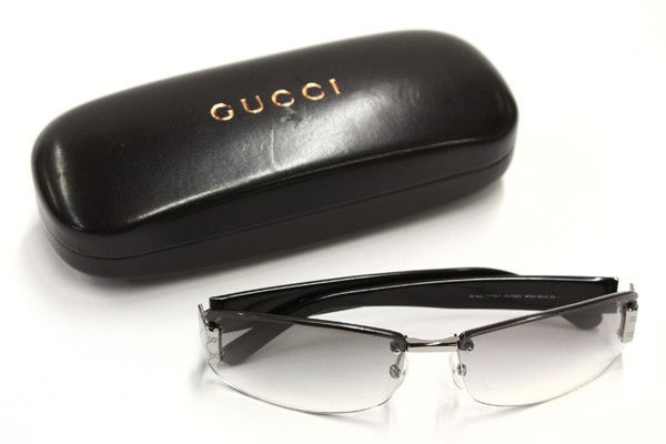 Gucci sunglasses: Pair of men's Gucci sunglasses with Gucci hardcase