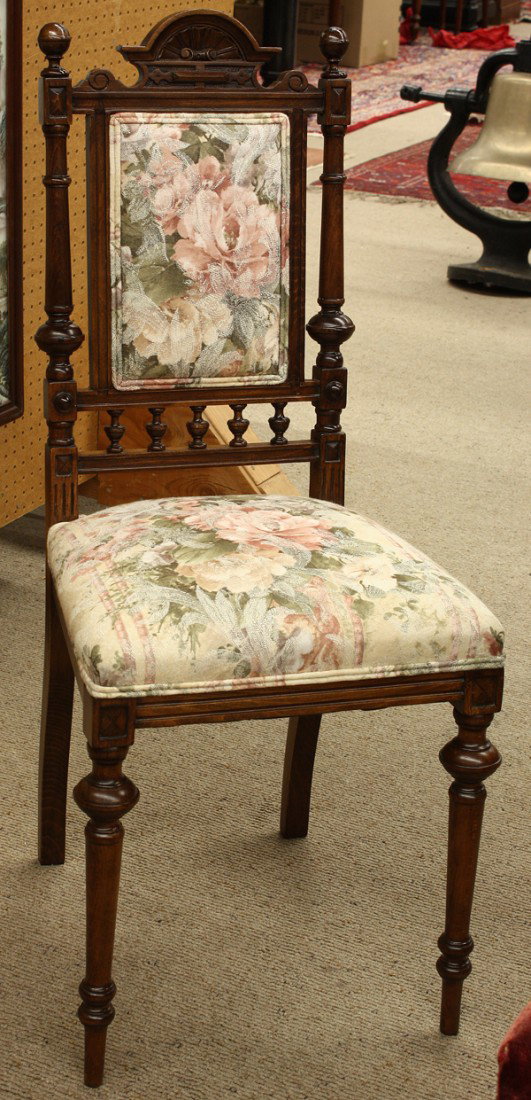 Edwardian dining chairs: (lot of 4) Edwardian walnut dining chairs, each having a fan carved crest centered with the two spherical finials surmounting the columnar stiles flanking the upholstered back and rising on turned leg