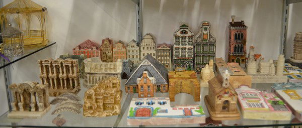 Architectural scale models: Three shelves of associated architectural scale models, including decorative ceramic, models include the Coliseum, Piazza dei Miracoli Pisa, Dutch town homes, Spanish villas, etc