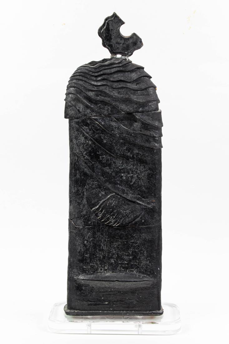 A large Kojo Endo (Japanese American 20th century) hand thrown abstract clay sculpture: A large Kojo Endo (Japanese American 20th century) hand thrown abstract clay sculpture with a textured and incised body and rising on an acrylic base, signed to underside, and with an acrylic presenta