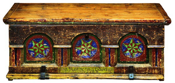 Pennsylvania blanket chest, 1760: Pennsylvania polychrome and paint decorated blanket chest, circa 1760, the hinged top opening to reveal the open interior fitted with a till surmounting three drawers, the exterior having panelled res