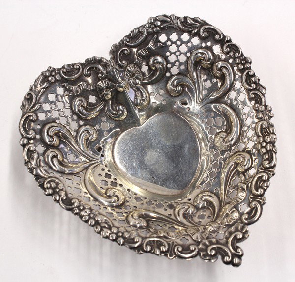 Sterling accessories: Two American sterling silver accessories including a F&B lady's carrying case having a gilt washed interior fitted with coin reservoirs and a compact, the exterior decorated with an engraved and hamme
