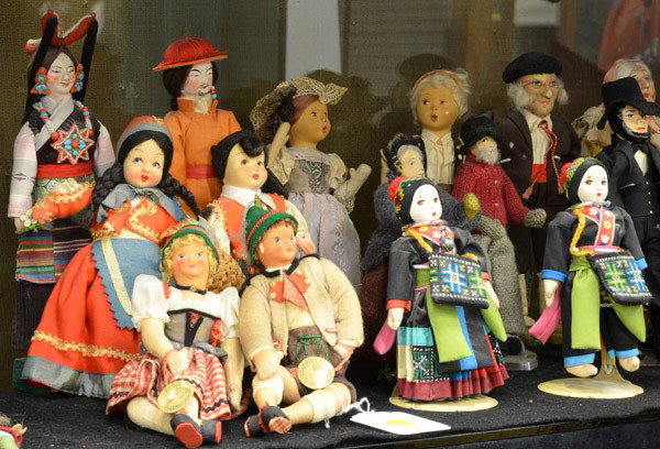 Vintage doll group: (lot of 18) Vintage ''couple'' dolls of carved wood, cloth, and composition, including Tibet, Austria, and Denmark, tallest: 10.75''