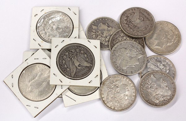 Silver dollar group: (lot of 14) Silver dollars, 10 Morgan and 4 Peace, 1881 to 1925 (only one 1925 Morgan) ranges from VF to UNC