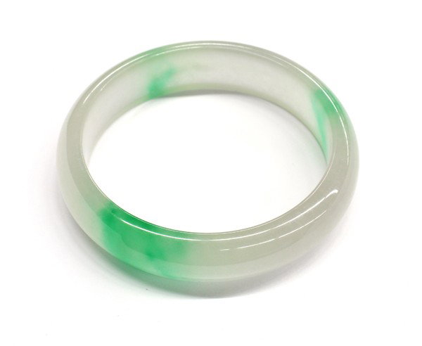 Moss in snow style jade bangle bracelet: Moss in snow style jade bangle bracelet; measuring 7'' diameter. Including a box