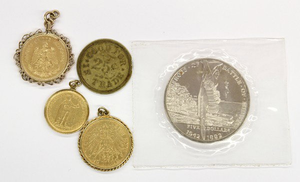 Mixed lot of coins: Mixed lot of 5 pieces including; a framed Mexico 10 peso 1959, a framed Bavaria 20 mark 1900, an Austro-Hungarian 10 Korona 1909 framed, a base metal Marshall Islands $5.00 1992 and a 25 cent brass to