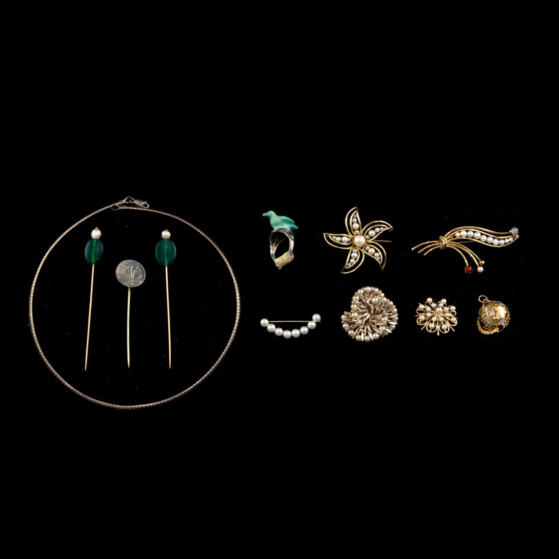 (lot of 11) Mostly pearl costume jewelry items, including (5) brooches (1 of 1)