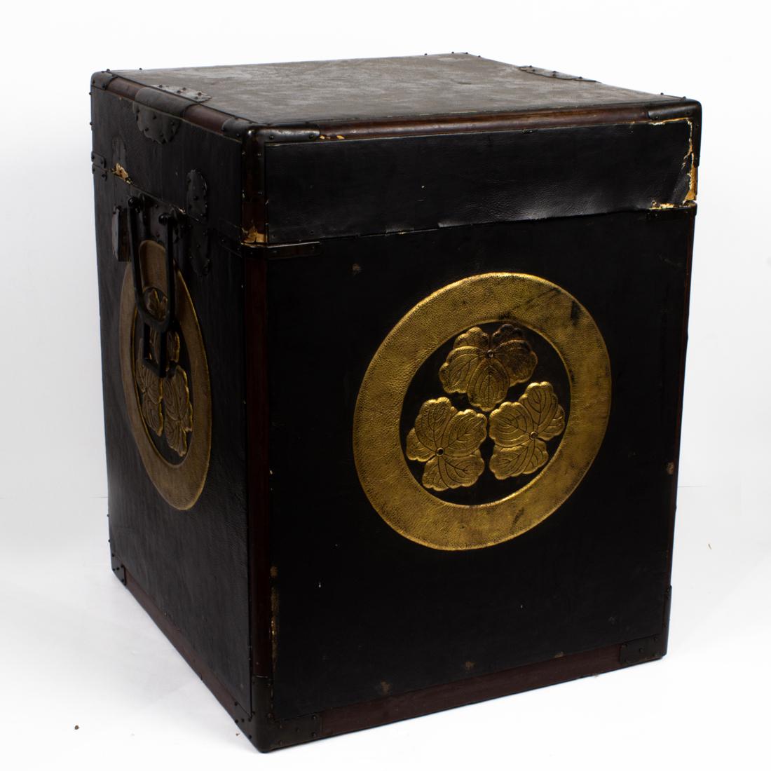 Japanese gilt lacquered samurai armour trunk (1 of 2)