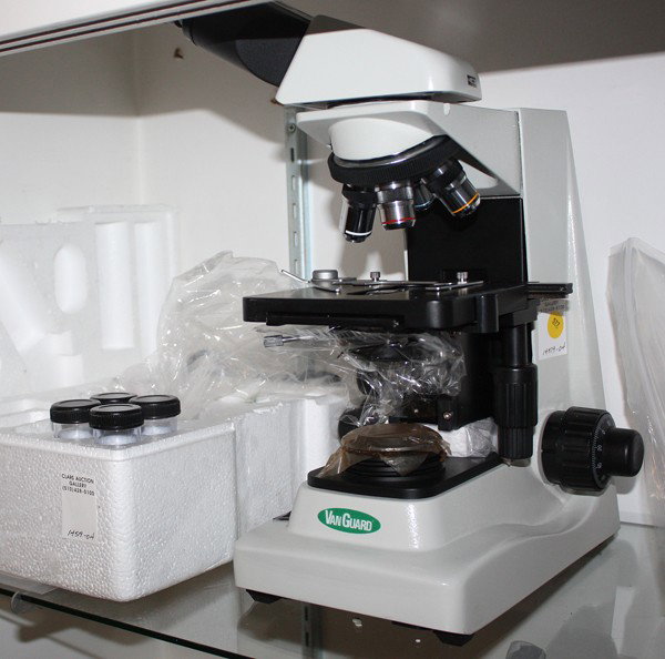 Van Guard microscope: Van Guard laboratory microscope 1400 Series, serial no. 008698, 110 V