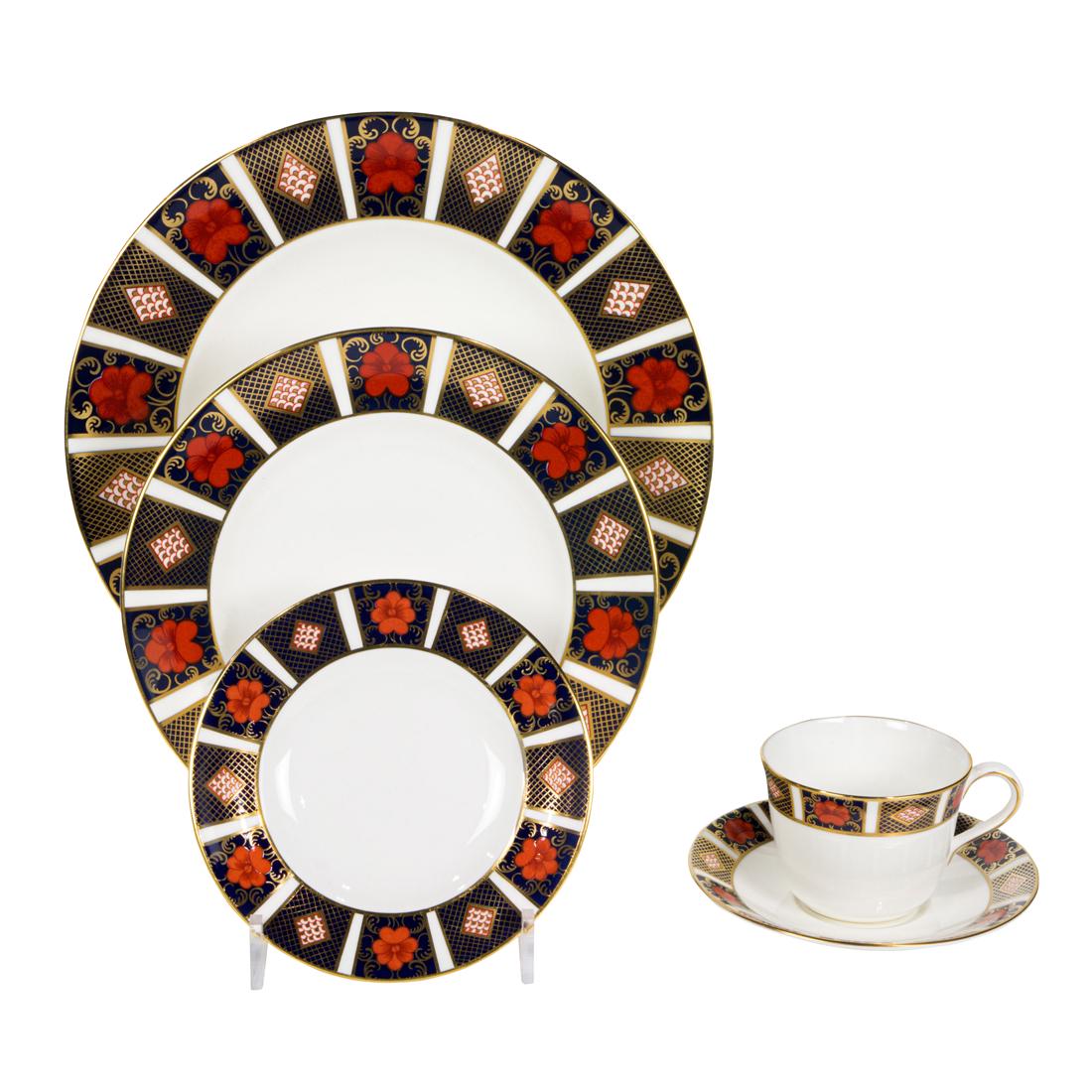 A Royal Crown Derby porcelain dinner service in the Old Imari Border pattern A.1314 (1 of 5)