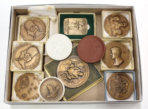 Box lot of medaillons: Box lot commemorative medaillons, comprising Dunham, Carrigan and Hayden 1848-1948; Founding of Santa Fee 30th commemorative anniversary; Hawaii 50th state August 21 1959; Alaska 49th state January 3 
