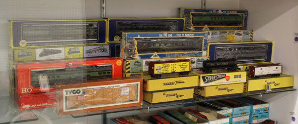 AHM HO model carriages: (lot of 30) AHM Associated Hobby Manufacturers HO model carriages, including Northern Pacific, Union Pacific, Overland, and Varney reeefers, all in boxes