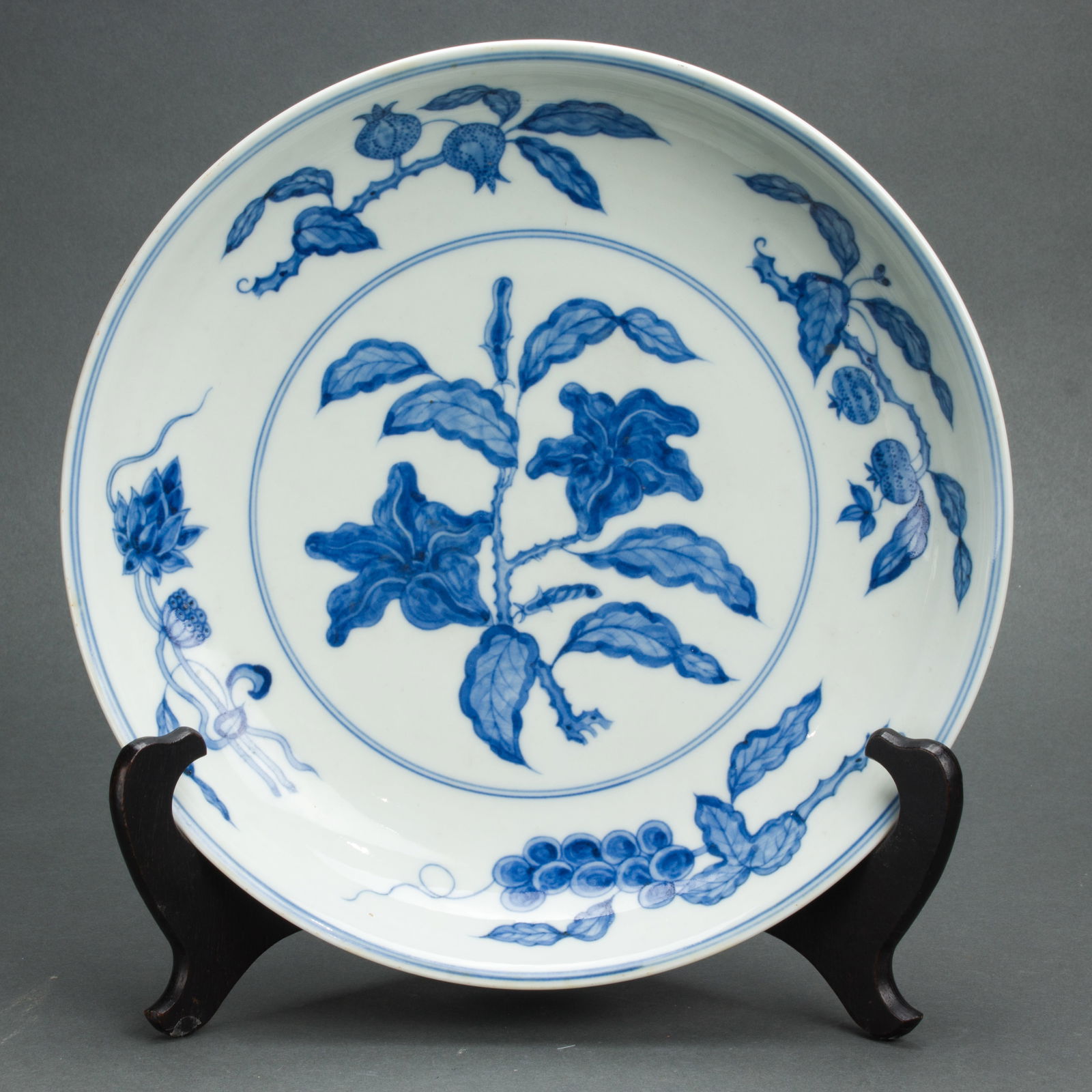 A Chinese underglaze blue dish (1 of 2)