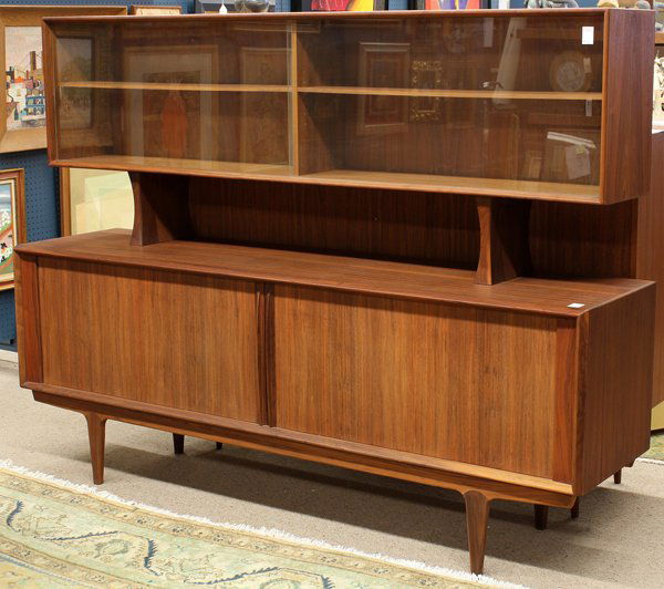 Danish Modern china cabinet: Danish china cabinet executed in rosewood circa 1960, attributed to H.P Hansen Mobelfabrik, the rectangular superstructure with two glass doors opening to adjustable shelves above two tapered supports