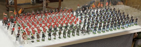 Britian toy soldiers: (lot of 204) Britain lead toy soldiers consisting of cavalry, Beefeaters, Infantry, Officers, and marching band figurines, all marked on base
