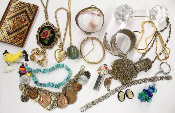 Lot of (22) pcs of costume jewelry and coin purses: Lot of (22) pieces of costume jewelry and miscellaneous, composed of (5) base metal and bead bracelets, (1) hinged baby bangle, (1) coin charm bracelet, (1) white metal hinged cuff bracelet, (1) white
