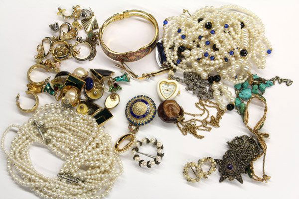 Collection of miscellaneous fashion jewelry items: Collection of miscellaneous fashion jewelry items, mostly; pendants; charms; necklaces: faux/simulated pearl, beaded; bracelets: a vermeil herringbone, stamped ''925 Antcraft Primavera'', gold filled