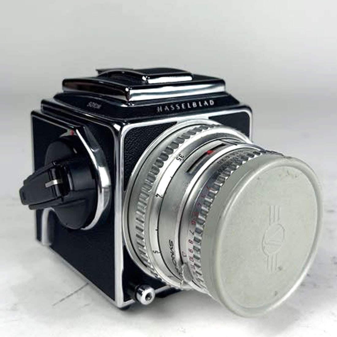 A Hasselblad 501cm medium format SLR camera with Zeiss Planar 80mm 1/2,8 lens (1 of 4)