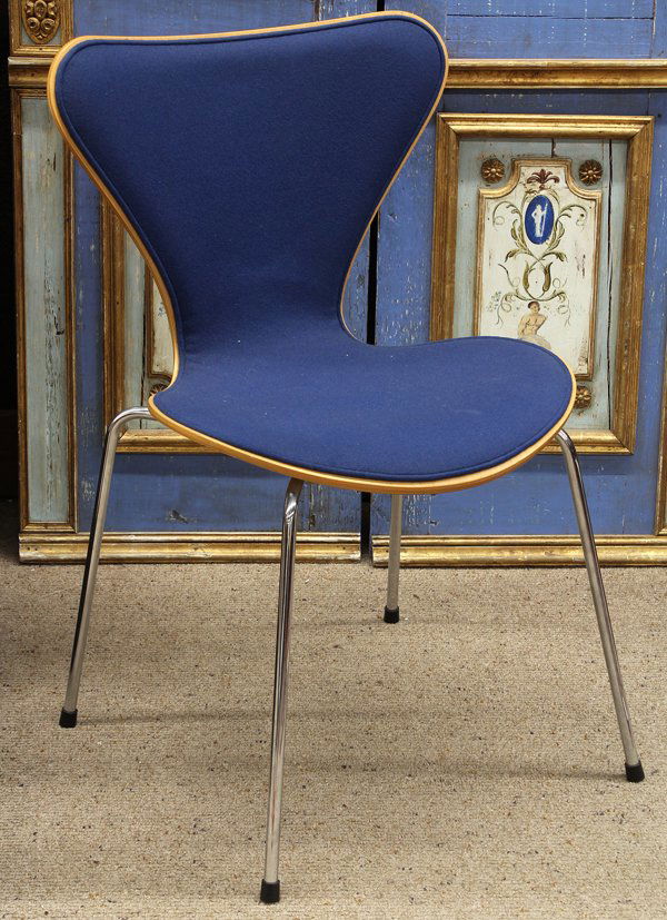 Jacobsen series 7 chair: Arne Jacobsen for Fritz Hansen ''Series 7'' side chair, having a beechwood veneer covered with blue fabric and rising on tubular legs, retains Fritz Hansen label on underside, 30''h