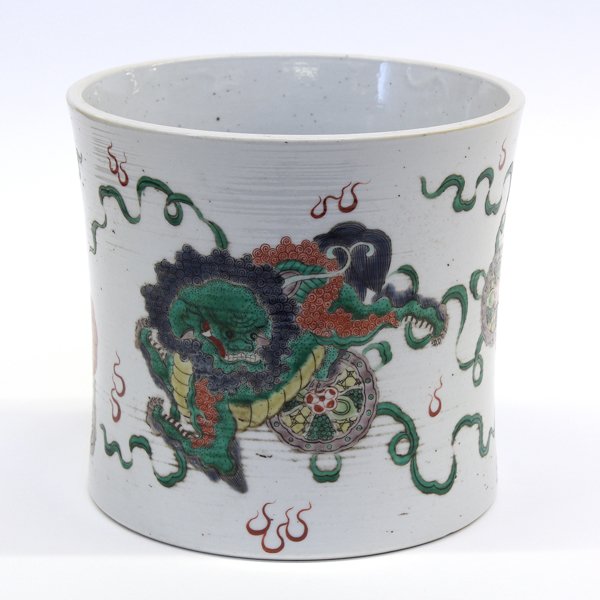 Chinese Famille Verte Porcelain Brush Pot, Lions: Chinese famille verte enameled porcelain brush pot, the slightly waisted cylindrical vessel featuring three dynamic fu-lions in pursuit of elaborate brocade balls, the base marked 'Shende Tang zhi', 6