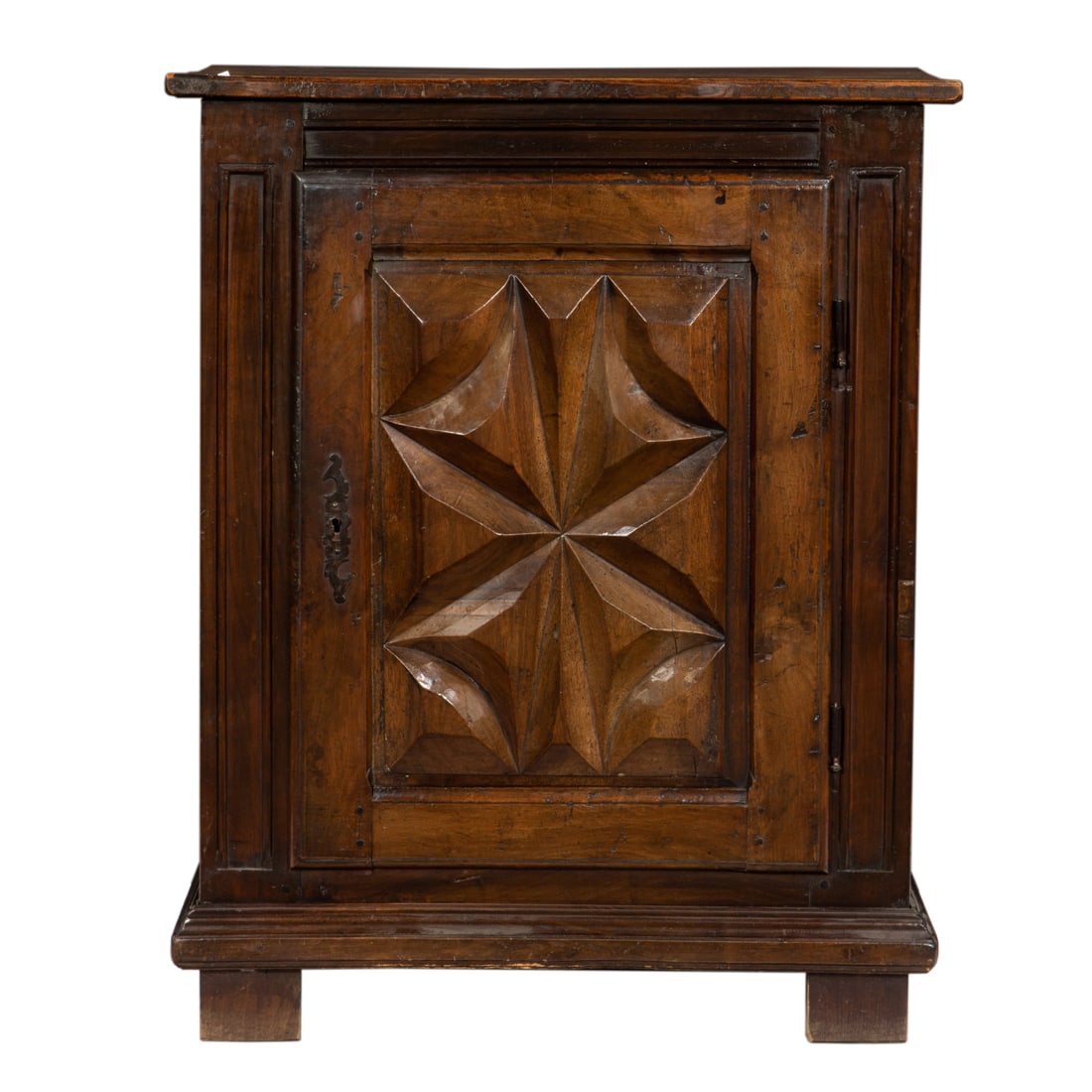 An Italian Baroque style walnut corner cupboard, 18th century (1 of 3)