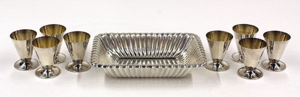 Reed & Barton sterling tray: (Lot of 9) American sterling silver table accessories consisting of a Reed & Barton bowl of rectangular form with impressed fluting, 2''h x 9''l x 6,5''d, together with eight trumpet form cordials res