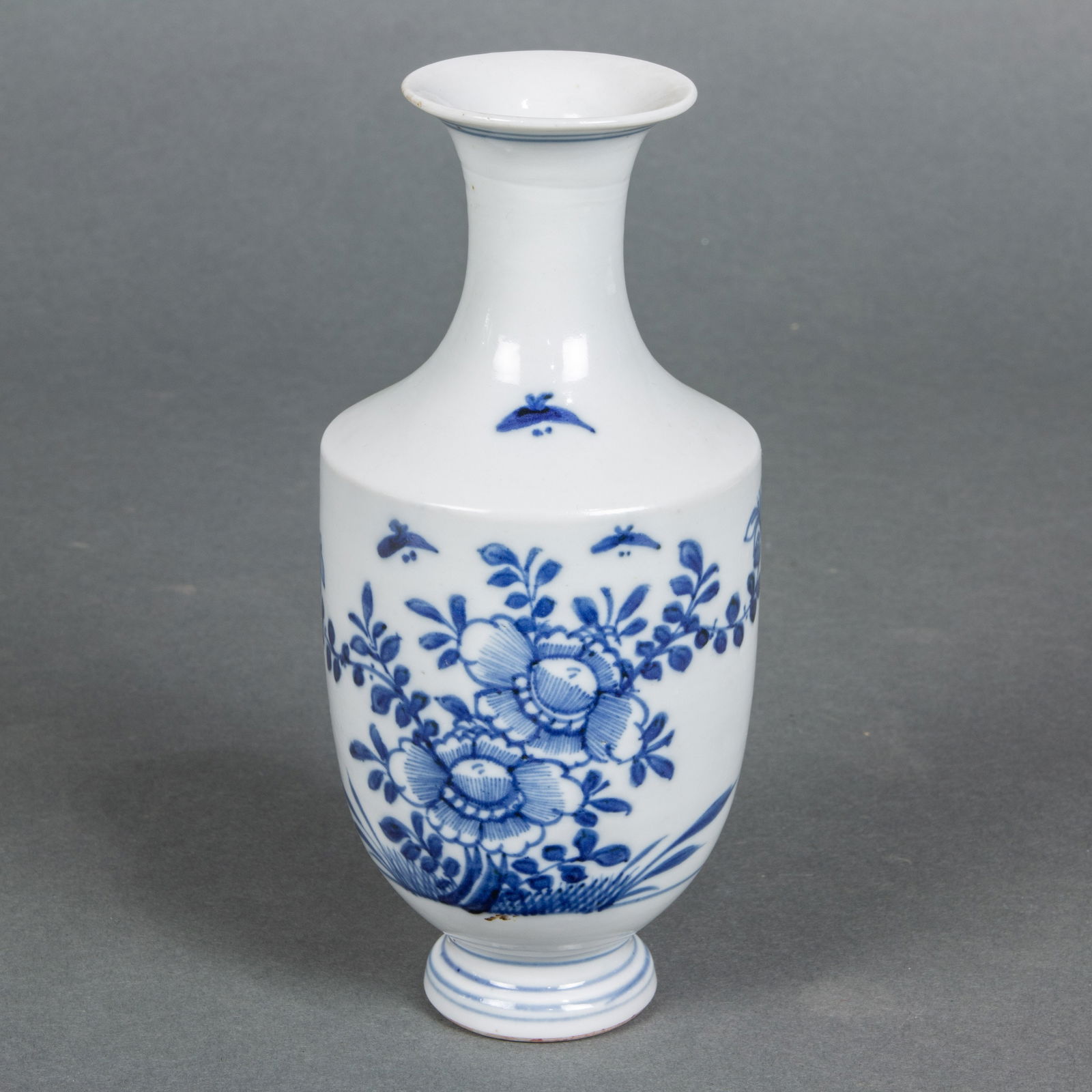 Chinese underglaze blue vase (1 of 1)