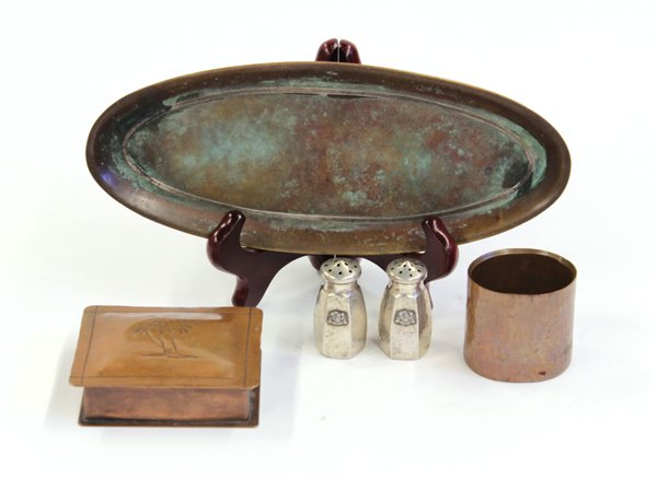 American copper table decorations: (Lot of 5) American copper table decorations including a Heintz pen tray with silver overlay band, a Danish hammered copper cigarette cup, a pair of sterling salt shakers, and a Craftsman copper hinge